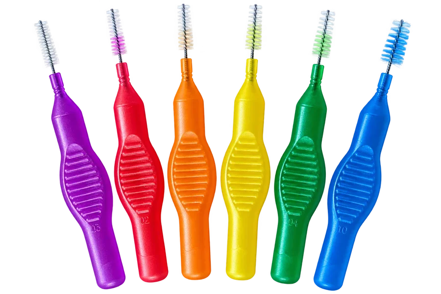 Les six brossettes droites : violette, rouge, orange, jaune, verte et bleue
